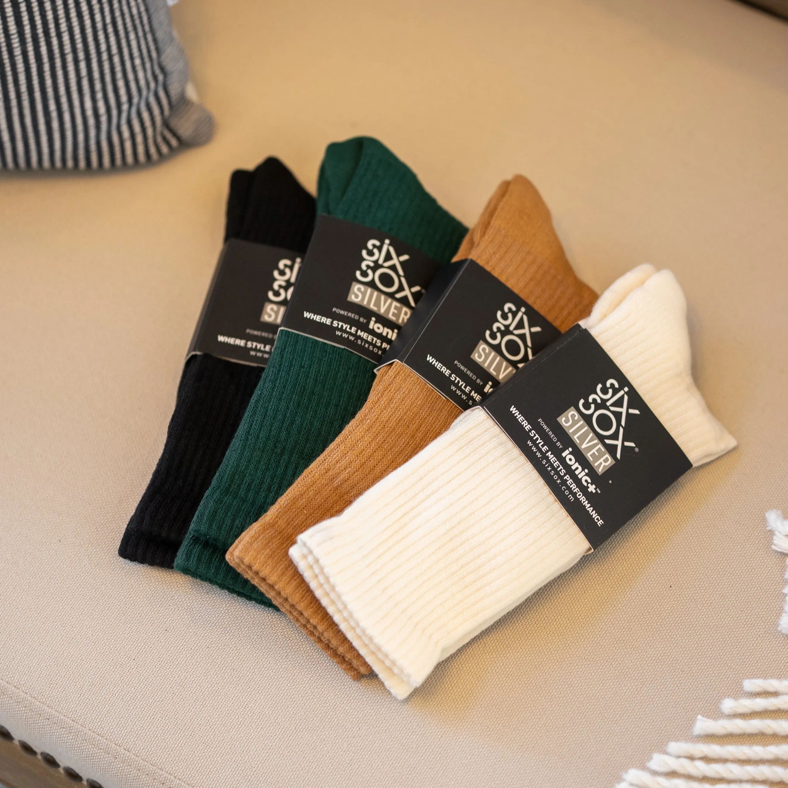 SILVER SOLID RIBBED SOCKS | OFF WHITE